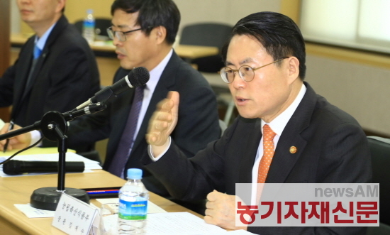 김재수 농림축산식품부 장관이 지난 23일 '농식품 수출업체 간담회'를 열고 수출업체 피해 최소화를 위한 범정부 차원의 지원을 약속했다.