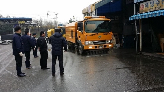 서울시농수산식품공사 임직원들이 봄을 맞아 가락시장 곳곳을 청소하고 나섰다.
