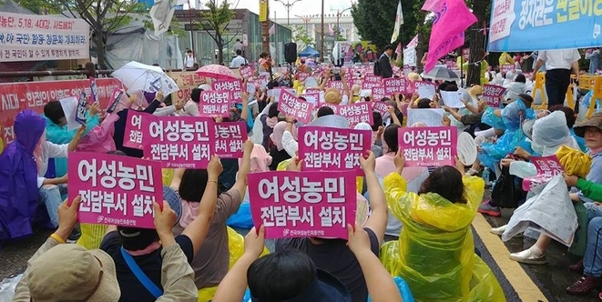 여성농민들이 여성농민 전담부서 설치를 요구하는 피켓을 들고 있다. <사진=전국여성농민회총연합 임임분씨>