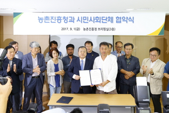 지난 1일 오전 전북 전주시 농촌진흥청 브리핑룸에서 유전자변형(GM) 작물 상용화 중단과 작물 개발단 해체를 내용으로 한 농촌진흥청과 GM작물 개발반대 전북도민행동 간 협약식이 열리고 있다.<사진=농촌진흥청>