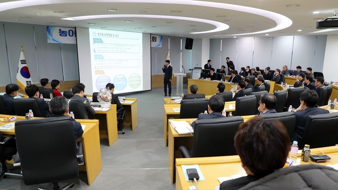 한국농어촌공사는 지난 21일 전남 나주 본사에서 연구원 성과발표회를 열고 시설안전을 비롯한 9개 분야 17개 연구 성과를 공유했다.