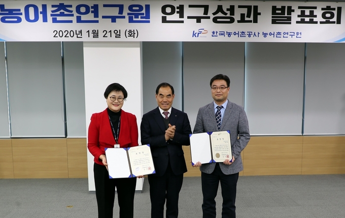 우수연구자로 선정된 류우한(사진 오른쪽), 남귀숙(사진 왼쪽) 연구원이 사장표창을 받았다