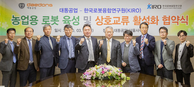 대동공업 원유현 총괄사장(왼쪽 5번째)과 KIRO 여준구 원장(왼쪽 6번째)을 비롯한 양사 관계자들이 기념촬영을 하고 있다