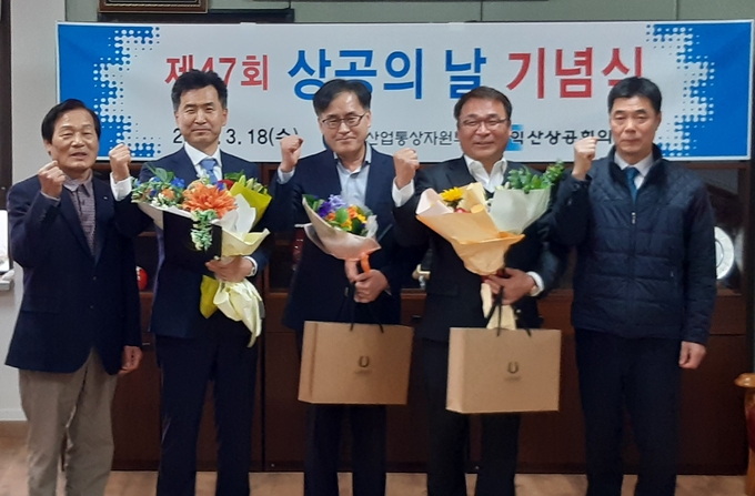 제47회 상공의날 기념 국무총리 표창을 수상한 신젠타코리아 박진보 대표이사(좌측 2번쩨)가 익산 상공인 수상자 및 익산상공회의소 관계자들과 함께 기념촬영을 하고 있다.