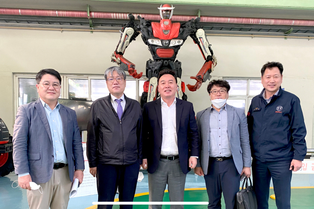 농림축산식품부(이하 농림부) 조재호 차관보(왼쪽2번째) 를 비롯한 부처 관계자들이 대동공업 대구공장을 방문하고 대동공업 원유현 총괄사장(왼쪽 3번째)과 함께 기념 사진을 촬영하고 있다.