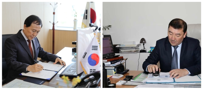 농업기술실용화재단 박철웅 이사장(좌측)과 카자흐스탄 국립농업대학교 예스폴로프 틀렉테스 이사바예비치 총장(우측)이 협약을 체결하고 있다.