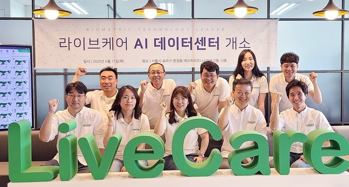 ㈜유라이크코리아 김희진 대표(사진 1열 가운데)가 인공지능(AI) 데이터센터에서 직원들과 함께 기념촬영을 하고 있다.