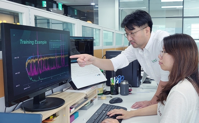연구원들이 인공지능(AI) 분석 업무에 매진하고 있다.