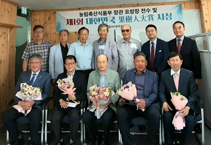 앞열 좌1 문경시 농업기술센터 김경훈 과장, 좌2 경기 동부 과수농협 허환 상무, 좌4 영천시 신종협 사과마이스터(장관상), 우1 영천 김원주 살구마이스터