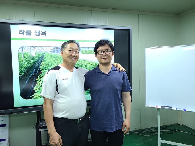 (왼) 심상환 회장 (오) 성우석 농가