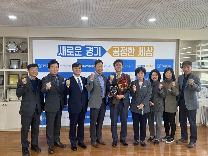 ‘2020 농업과학기술인상’ 최우수상을 수상한 김시열 지도관(오른쪽 다섯 번째)과 이를 축하해하기 위해 자리를 함께한 경기도농업기술원 관계자들이 기념촬영을 하고 있다.
