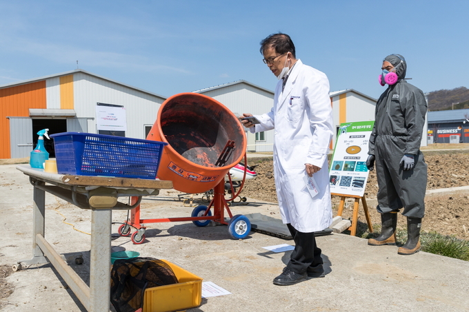 한국농수산대학 식량작물학과 실습동에서 박광호 식량작물학과 교수가 온라인 화상회의 앱을 활용해 종자철분코팅 관련 실습시연 교육을 진행하고 있다.