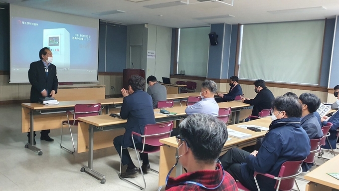 ㈜진진이앤티 박태섭 대표가 친환경 플라즈마 살균장비 '팜키퍼' 제품설명을 하고 있다.