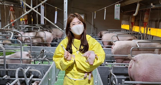 유라이크코리아 김희진 대표와 모돈 축사 내 자돈