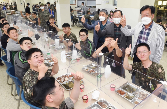 제공된 한우 불고기 메뉴로 식사하는 9사단 용사들과 군 생활을 격려하는 전국한우협회 김삼주 회장(가운데), 한우자조금 민경천 관리위원장(오른쪽 끝)