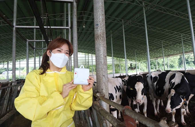 유라이크코리아 김희진 대표가 자체 기술력으로 개발한 ‘메탄 가스 측정 환경센서’를 소개하고 있다.