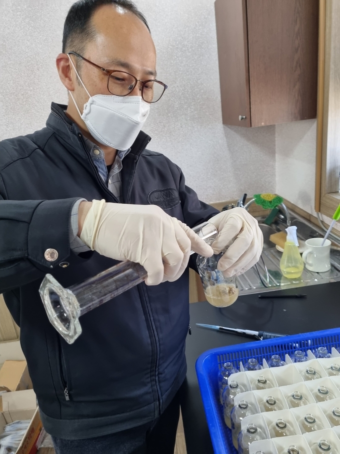 농협축산연구원 직원이 활성탄 사료첨가 관련 연구를 진행하고 있다.