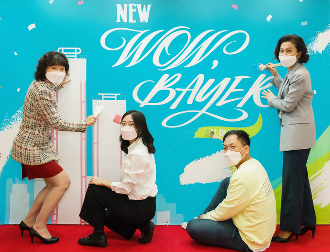 이엘 코리아 서울 본사 이전 기념식에서는 임직원들이 ‘new WOW, BAYER! in 여의도‘를 캘리그라피로 제작해 페인팅하며 ‚ 바이엘의 여의도 시대 개막을 축하했다.