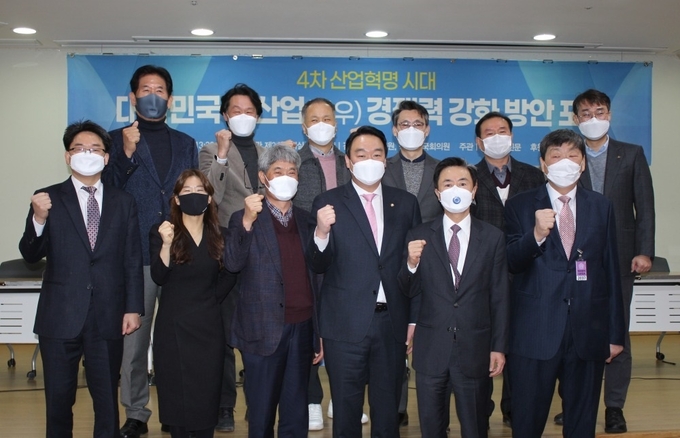 왼쪽부터 농림축산식품부 이정삼 축산정책과장, 유라이크코리아 김희진 대표, 전국한우조합장협의회 최창열 회장, 정희용 국회의원, 김태흠 국회의원, 서천축협 이면복 조합장.