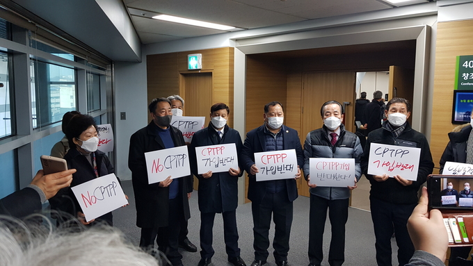 지난달 12일 농업 관련 단체들은 심도 있는 논의와 대안 없는 CPTPP 가입 추진을 강력이 반대한다는 입장을 밝혔다.