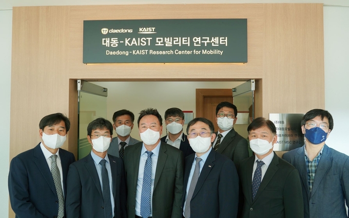 대동 원유현 대표이사(왼쪽3번째), 카이스트 이승섭 부총장(왼쪽4째)을 비롯한 관계자들이 연구센터 앞에서 기념 사진을 촬영하고 있다.