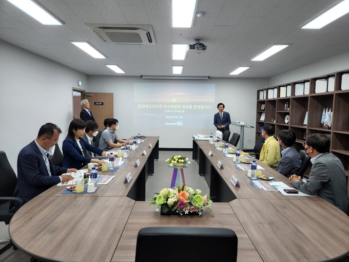 지난 17일 충청북도지사직 인수위원회 등이 천지바이오를 방문, 영동군 일라이트 활용 고기능성 비료 사업계획을 협의했다.