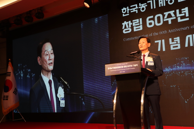 김신길 이사장이 창림 60주년 기념식에서 기념사를 하고 있다.