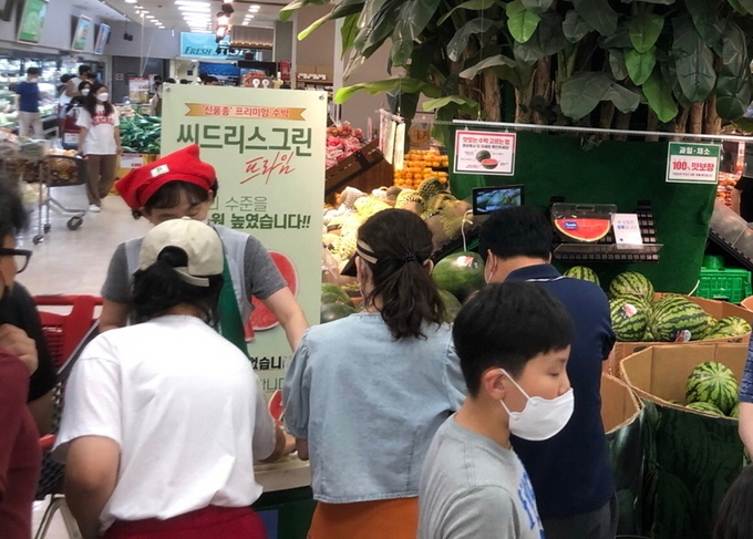 10일 롯데마트 의왕점에서 열린‘씨드리스그린프라임’시식회에서 소비자들이 수박을 맛보고 있다.