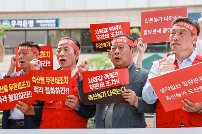 수입 축산물 무관세 구호를 외치고 있는 이승호 한국낙농육우협회장(축산관련단체협의회장), 김삼주 전국한우협회장(비대위원장), 손세희 대한한돈협회장