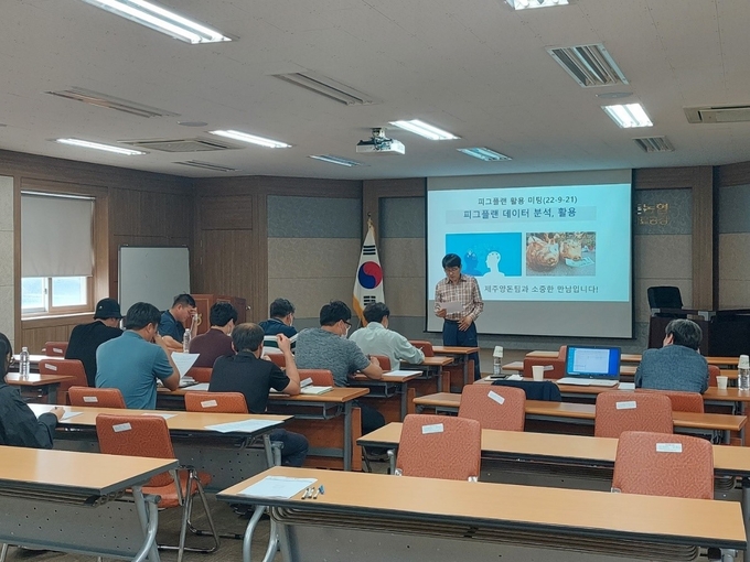 (주)와이즈레이크는 지난 5월부터 매월 1회씩 정기적으로 '찾아가는 피그플랜 서비스' 간담회를 개최하고 있다. (사진은 제주양돈농협 및 소속농가 관계자들이 참석한 제5회 '찾아가는 피그플랜 서비스' 간담회 모습)