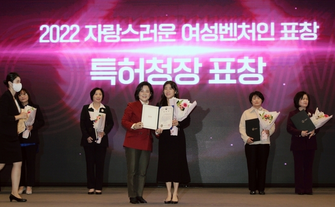 유라이크코리아 김희진 대표(가운데 오른쪽)가 특허청장상 수상 후 한국여성벤처협회 김분희 회장과 기념촬영을 하고 있다.