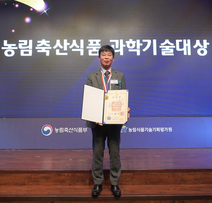 대동 감병우 프로덕트 개발부문장이 자율주행 농기계 기술 개발 및 양산 보급의 공로를 인정 받아 ‘과학기술대상 산업포장’을 수상했다.