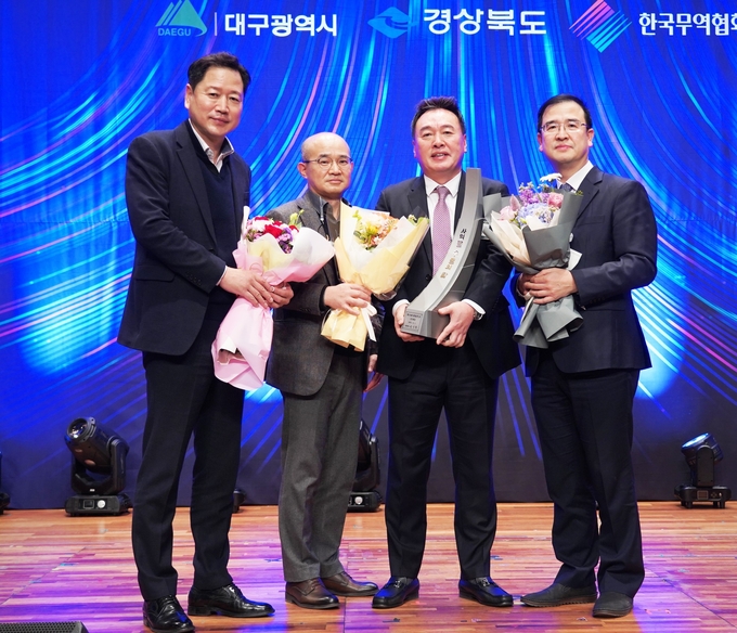 사진은 왼쪽부터 대동 노재억 공장장, 김상일 해외영업지원본부장, 원유현 대표이사, 박지성 비서실장이4억불 수출의 탑을 수상 후 기념 사진을 촬영하고 있다.