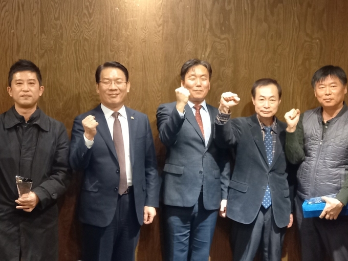 (왼쪽부터) 한국농어민신문 고성진 기자, 농림축산식품부 김인중 차관, 농림축산식품부 전문지기자단 연승우 간사 한국영농신문 이광조 국장, 라이브팜뉴스 곽동신 국장이 기념사진을 찍고 있다.