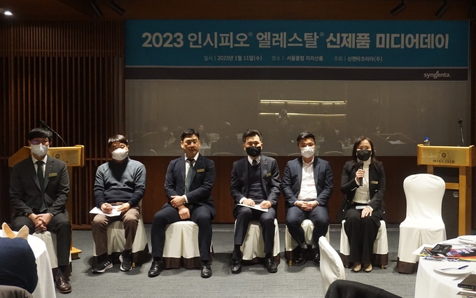 신젠타코리아 관계자들과 신제품 시범사용한 농가 담당자들이 참석자들과 질의응답 시간을 통해 궁금증을 해소했다.<br>
(사진 왼쪽부터 신젠타 정진원 제품매니저, 안동 아리수작목반 강진구 회장, 신젠타 김태균 제품매니저, 박진보 대표이사, 여주 푸르메소셜팜 김상우 재배사, 신젠타 최지은 마케팅본부장)