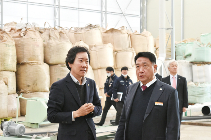 <strong>사진 왼쪽부터 천지바이오 한기균 대표, 정영철 영동군수</strong>