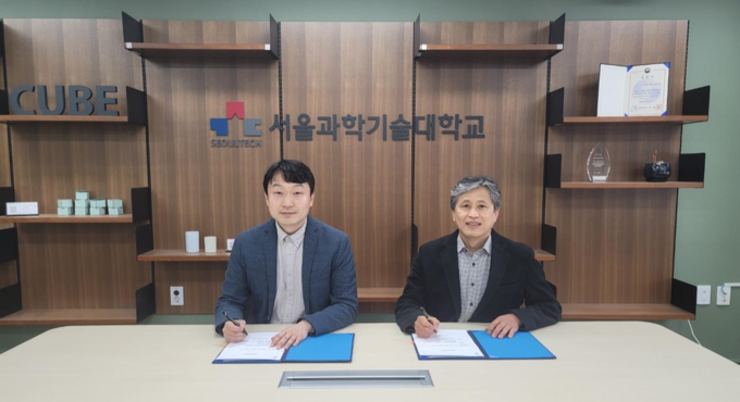 좌측부터 팜스태프 김정우 대표, 서울과학기술대학교 박구만 교수 / 사진=팜스태프