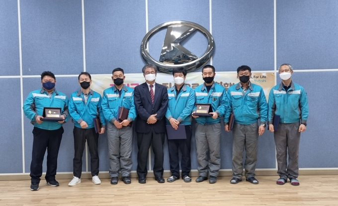 한국구보다㈜ 김제 본사에서 스즈키 츠토무 사장(사진 왼쪽 4번째)과 장기근속 표창 수여자들이 기념촬영을 하고 있다.