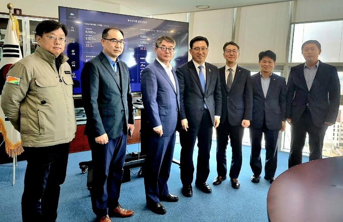 한국농수산식품유통공사 김춘진 사장(우측4번째), 홍성호 동화청과 대표이사(좌측3번째)