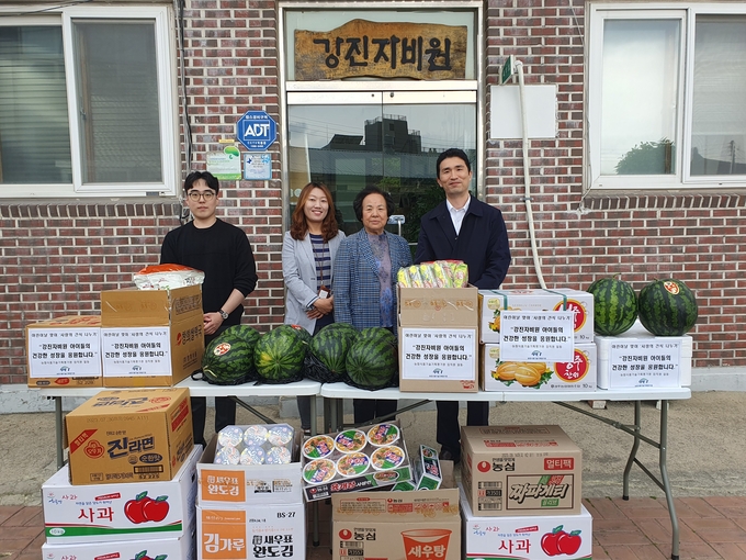 농기평 직원들이 강진자비원에 어린이 날을 맞아 과자, 과일 등을 전해주고 기념사진을 촬영했다.