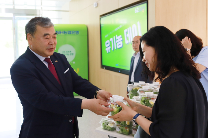 농정원 이종순 원장이 유기농데이를 맞아 직원들에게 유기농 샐러드팩을 나눠주고 있다.(제공=농정원)