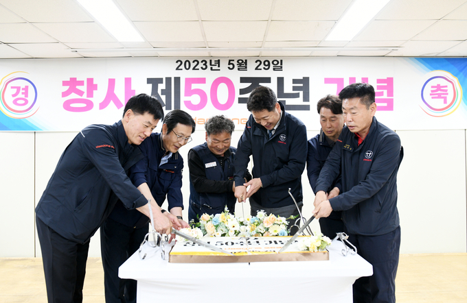 대동기어㈜ 노재억 대표이사(왼쪽 4번째)와 임직원이 50주년 기념 케익을 커팅하고 있다.