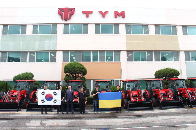 TYM 옥천공장과 주한우크라이나대사관 소속 관계자들이 기념사진 촬영을 하고 있다. (사진제공: TYM)