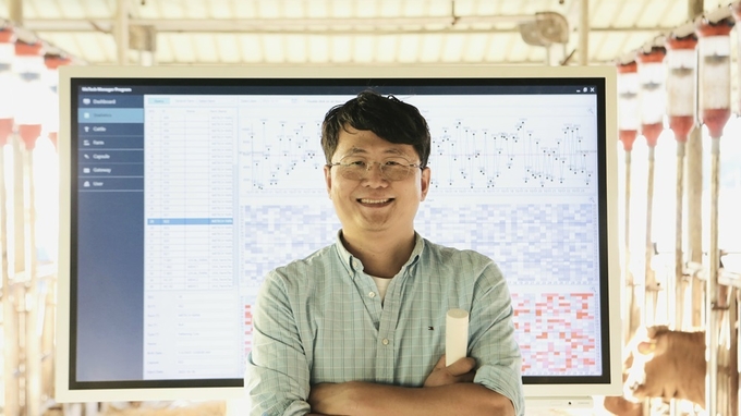 메텍홀딩스 박찬목 대표가 메탄가스측정 모니터 앞에서 메탄캡슐을 들고 있다.