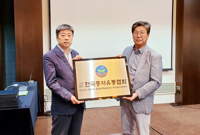 <strong>지난 9월 19일 (사)한국종자유통협회 출범식. (왼쪽부터 (사)전국작물보호제유통협회 김문수 회장과 (사)한국종자판매협회 변년균 전임 회장</strong>