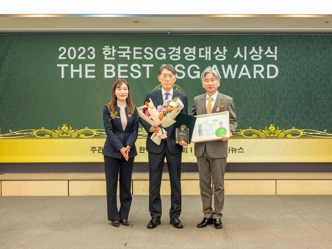 이승재 한국농어촌공사 부사장(사진 가운데)이 ‘2023년 한국ESG경영대상’ 에서 공공부문 대상을 수상하고, 기념 촬영을 하고 있다.