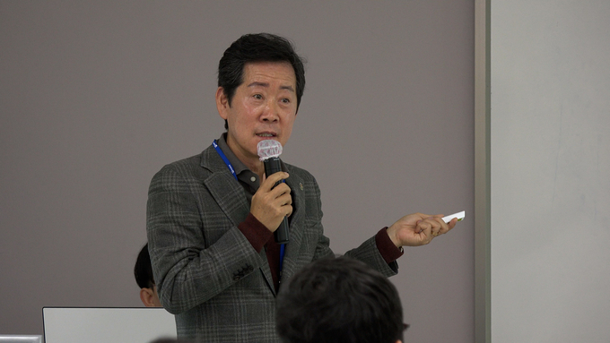 천지바이오 한기균 대표가 '성장하는 사람의 마인드셋'에 대해 교육하고 있다.