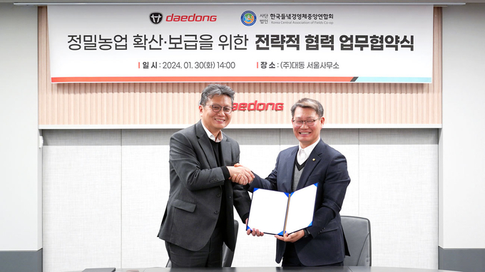 대동 나영중 AI플랫폼부문장(사진 왼쪽)과 장수용 한국들녘경영체중앙연합회장(사진 오른쪽)이 협약 체결 후 기념 사진을 촬영하고 있다.