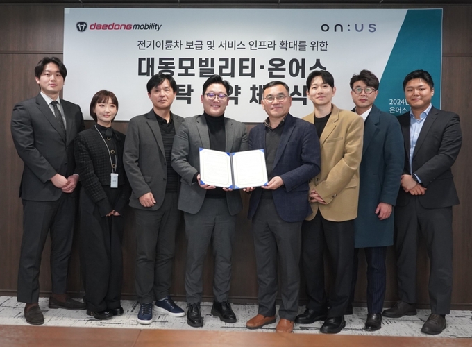 대동모빌리티 권기재 부사장(오른쪽 4번째)과 온어스 김종호 대표(왼쪽 4번째)가 , 전기 이륜차 위탁 판매서비스 계약 체결 후 관계자들과 기념촬영을 하고 있다.