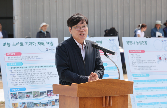 <strong>'마늘 수확 기계화 현장 연시회'에 참석</strong>
